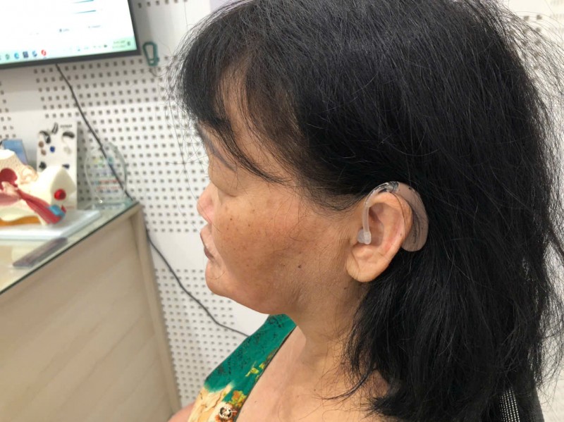 Đeo máy trợ thính có nghe lại như bình thường không 