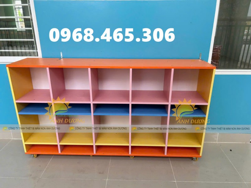 Tủ cặp mầm non, kệ gỗ đựng cặp balo mầm non
