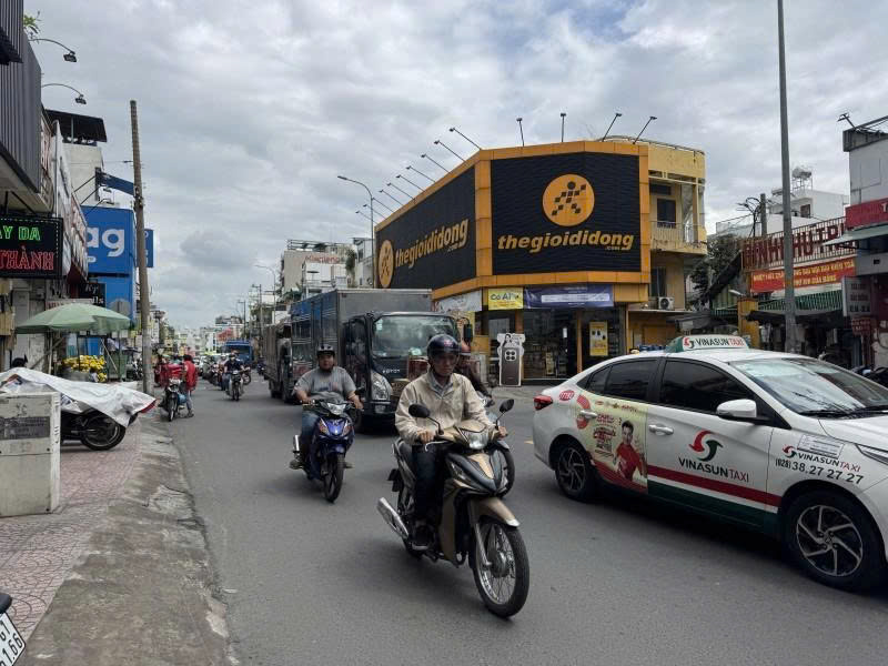 Bán nhà Mặt tiền Lạc Long Quân, gần Âu Cơ, Tân Bình, 4,2x24m, 5 Tầng -  5PN, 13 tỷ.