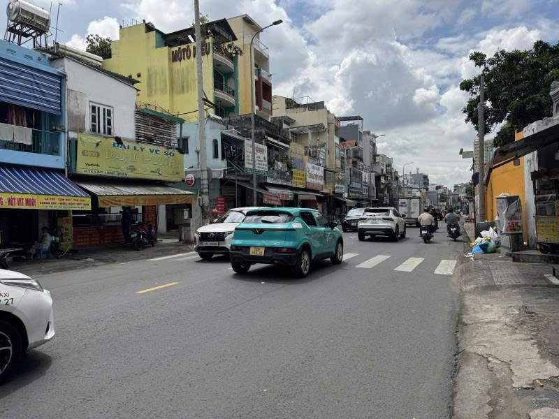 Bán nhà Mặt tiền Lạc Long Quân, gần Âu Cơ, Tân Bình, 4,2x24m, 5 Tầng -  5PN, 13 tỷ.