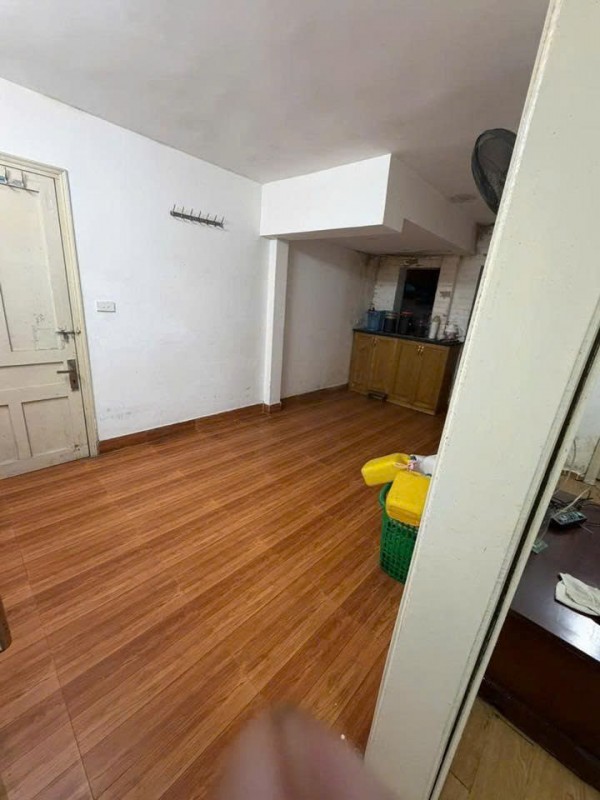 Cho thuê tập thể tầng 2 đầu hồi nhà E Tập thể Thành Công, 150m2, 3 ngủ, 2 vệ sinh, 12tr