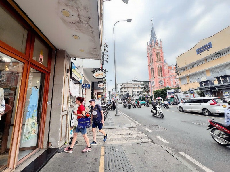 BÁN QUỸ ĐẤT SIÊU HIẾM - MT HỤT Đ.HAI BÀ TRƯNG, P.TÂN ĐỊNH, QUẬN 1 - NGANG 5M NỞ HẬU 7M * 32M VUÔNG