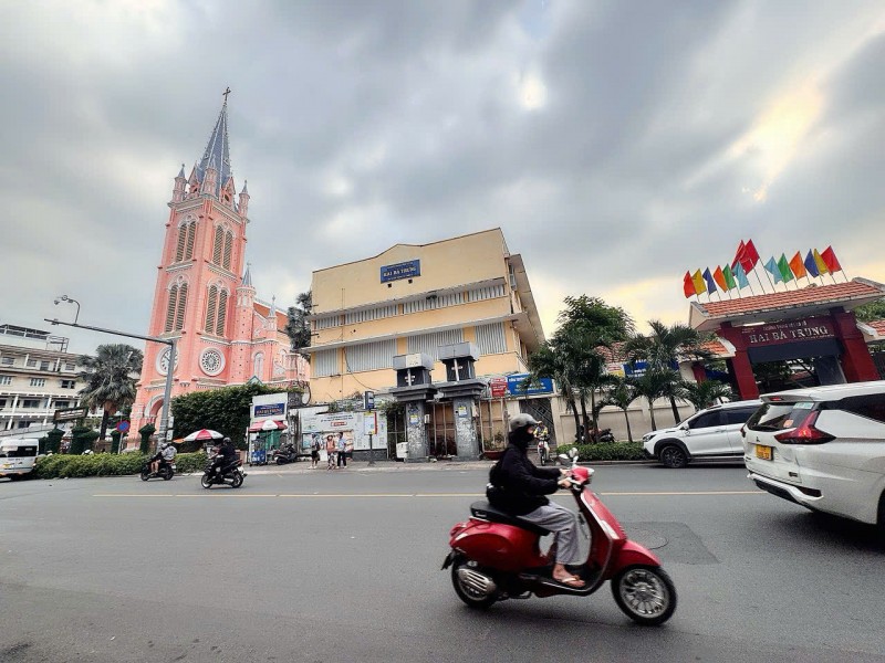 BÁN QUỸ ĐẤT SIÊU HIẾM - MT HỤT Đ.HAI BÀ TRƯNG, P.TÂN ĐỊNH, QUẬN 1 - NGANG 5M NỞ HẬU 7M * 32M VUÔNG