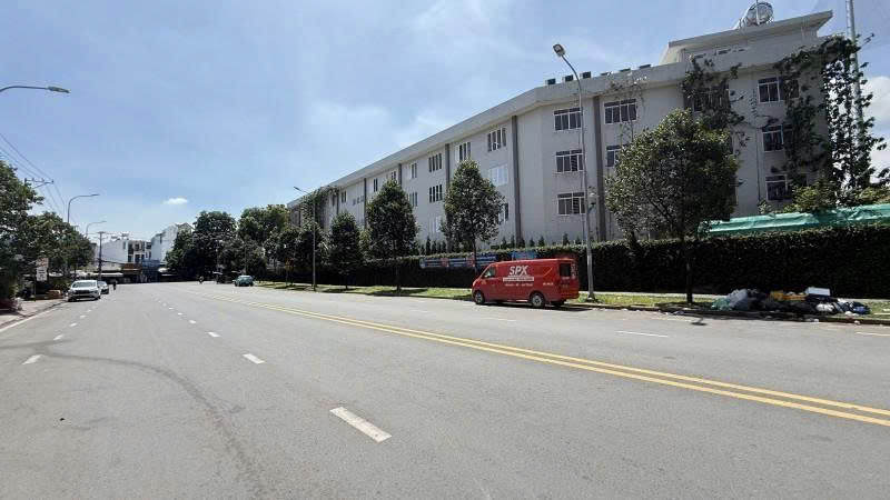 Bán nhà Mặt tiền Bờ Bao 1 ( 20 Bờ Bao Tân Thắng), 4x18m, 2 tầng cũ, tiện xây mới, 13,5 tỷ.