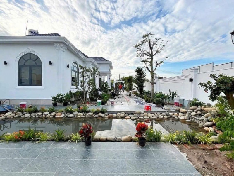 VILLA SÂN VƯỜN MÁI NHẬT – 985m² – FULL NỘI THẤT – CHỈ 8 TỶ SÁT VÁCH HÓC MÔN