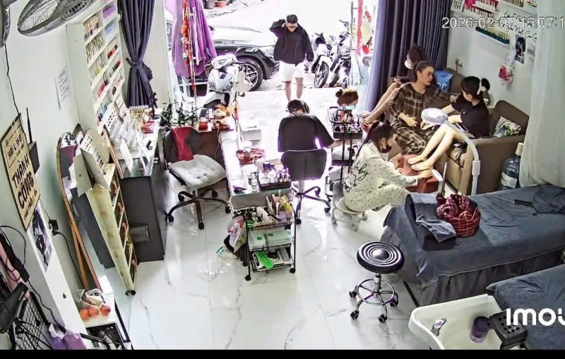 DO E CÓ VIỆC GIA ĐÌNH NÊN K AI QUẢN LÝ KHÔNG XUỂ EM CẦN SANG NHƯỢNG TIỆM NAIL &  NỐI MI & GỘI ĐẦU