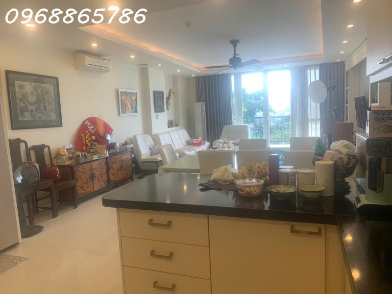 KHOẢNG LẶNG ĐẾ VƯƠNG BÊN BỜ HOÀNG CẦU DI SẢN