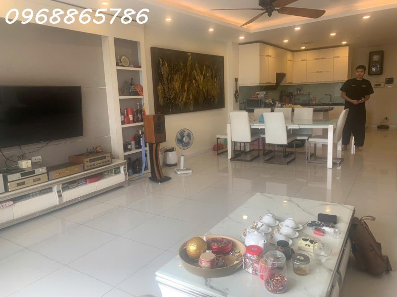 KHOẢNG LẶNG ĐẾ VƯƠNG BÊN BỜ HOÀNG CẦU DI SẢN