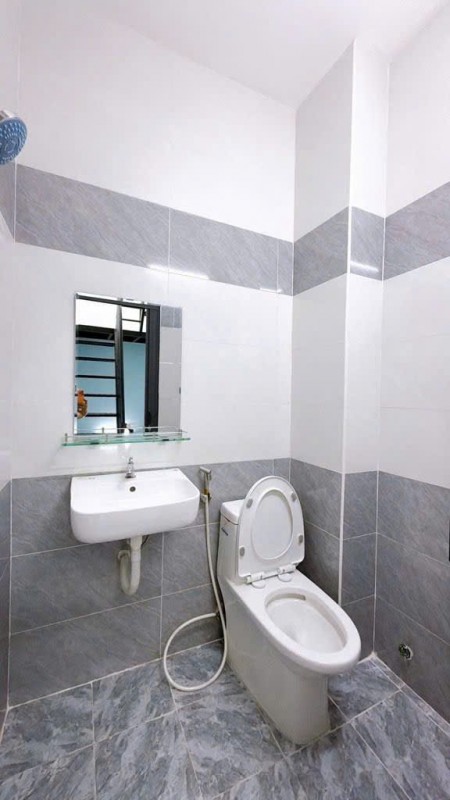 Bán nhà sát mặt tiền q4 đúc 5 tấm 
có 4 đ đói diện q1