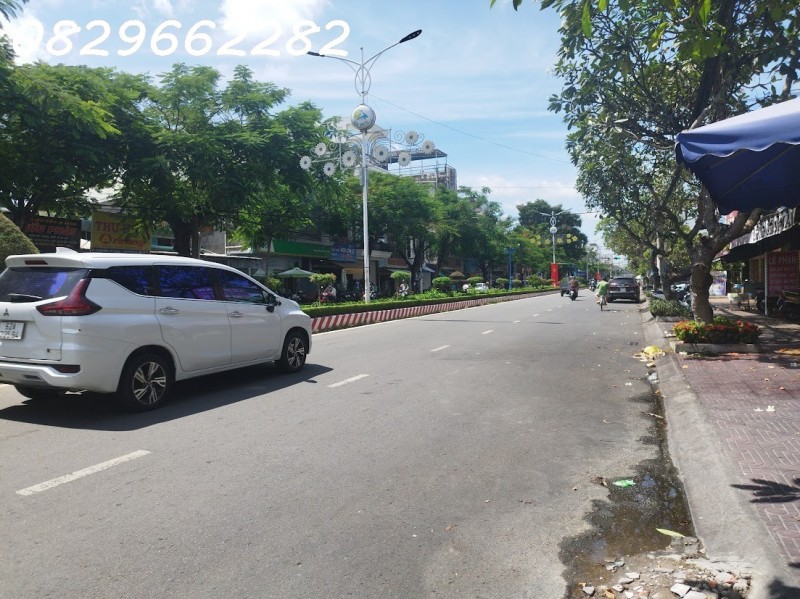 Bán Gấp Nhà Mặt Phố Hùng Vương Sa Đéc, ĐT. DT 243m2, 2 Lầu, 4PN. Sổ Hồng.