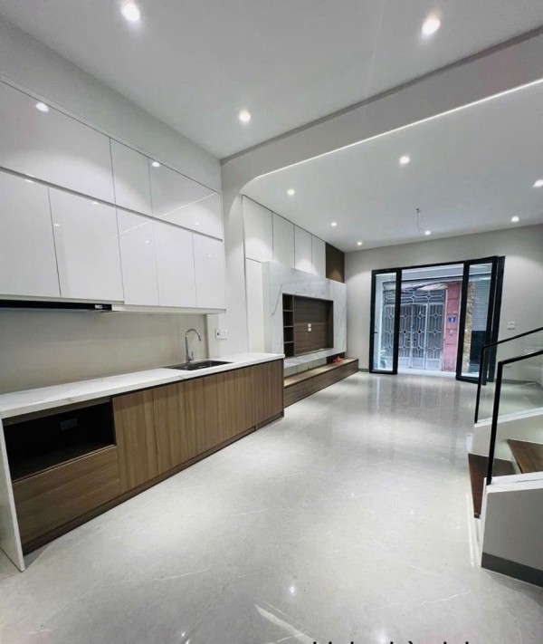 Bán nhà đẹp Nguyễn Văn Cừ- Dân xây- Gara- Sát phố  full Nội thất 45m 6 tầng 12 tỷ(TL)