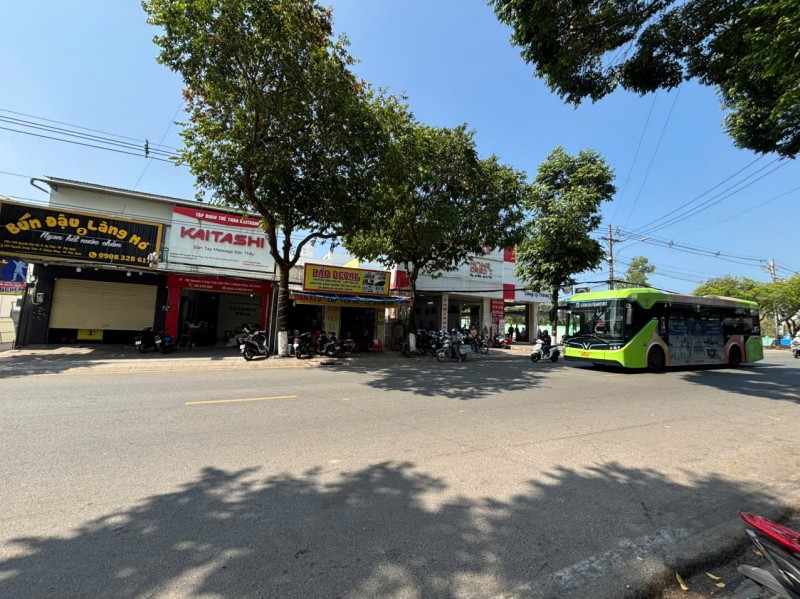 Bán nhà mặt tiền đường Nguyễn Trung Trực, vị trí đắc địa, kinh doanh sầm uất, giao thông thuận tiện