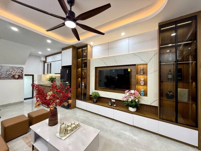 Bán nhà phố Đê La Thành, Đống Đa, nhà xây mới, gần phố, 42m, 5 tầng, 10.3 tỷ