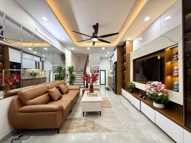 Bán nhà phố Đê La Thành, Đống Đa, nhà xây mới, gần phố, 42m, 5 tầng, 10.3 tỷ