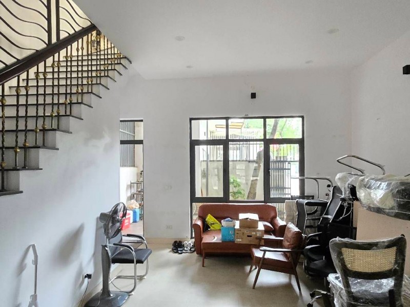 Bán nhag Hoàng Như Tiếp- Kinh doanh- sát phố - Dân xây 100m 3 tầng nhỉnh 17 tỷ(TL)