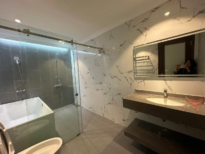 Cho thuê nhà, THANG MÁY, 394m2_ 7T; Linh Lang, Đào Tấn, Phan Kế Bính