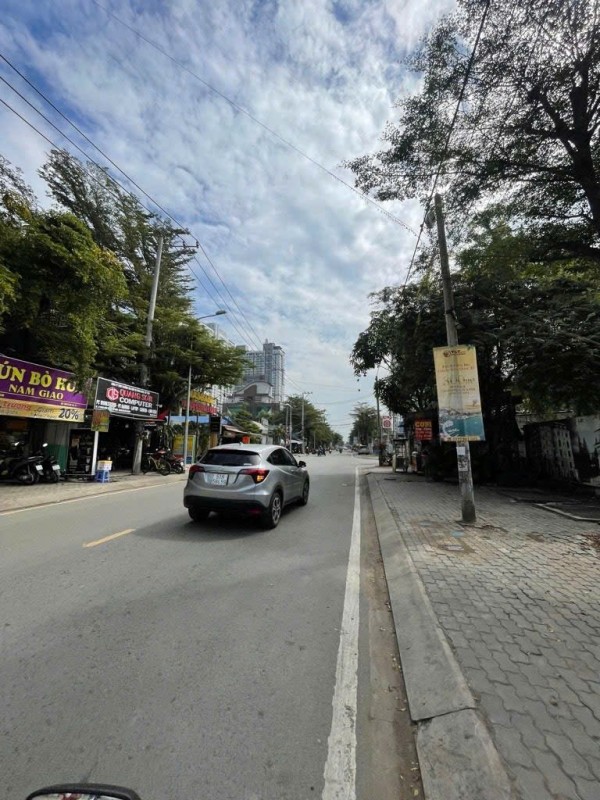 Quận 7, Lô Đất Mặt Tiền Hoàng Quốc Việt, 10,8x60m, Có Lối Đi Sau, Giá 115 tỷ, Bán Gấp