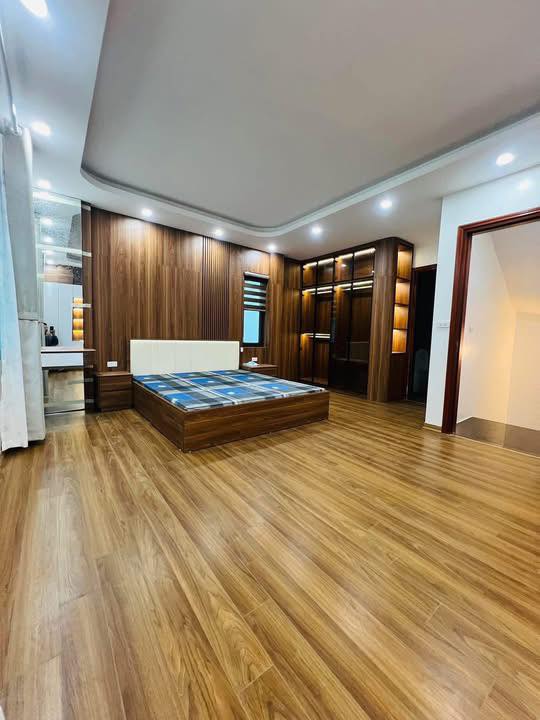 Bán nhà phố Láng Hạ, Đống Đa, nhà xây mới, gần phố, sẵn nội thất, 38m, 5 tầng, 10 tỷ