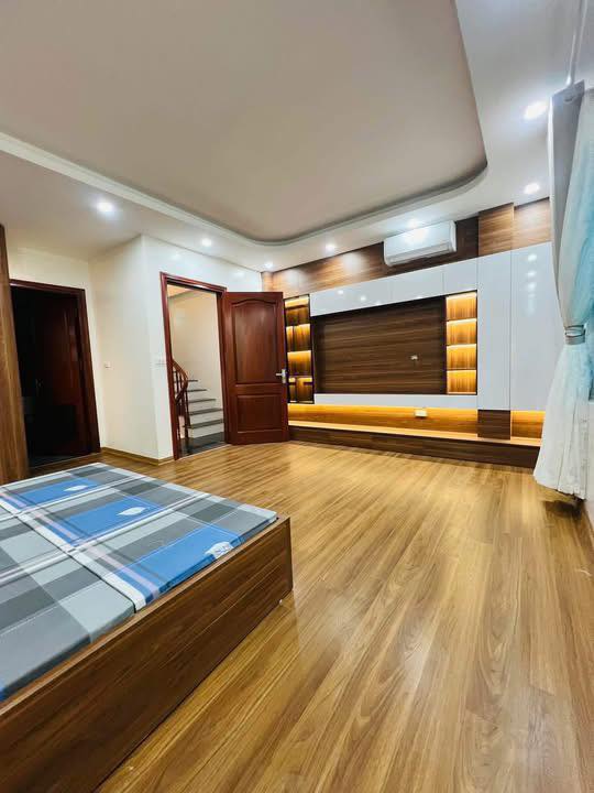 Bán nhà phố Láng Hạ, Đống Đa, nhà xây mới, gần phố, sẵn nội thất, 38m, 5 tầng, 10 tỷ