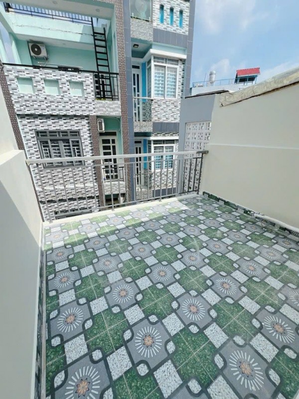 Nhà  Mới hèm 243 Hoàng Diệu quận 4,  nhà nằm cách 2 mặt tiền vĩnh khánh và đường số 41 vài trăm mét