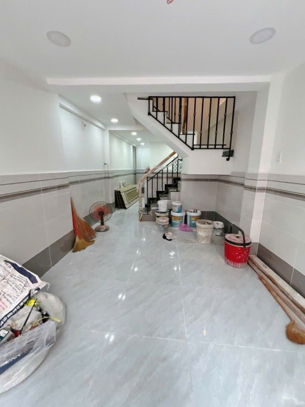 Nhà  Mới hèm 243 Hoàng Diệu quận 4,  nhà nằm cách 2 mặt tiền vĩnh khánh và đường số 41 vài trăm mét