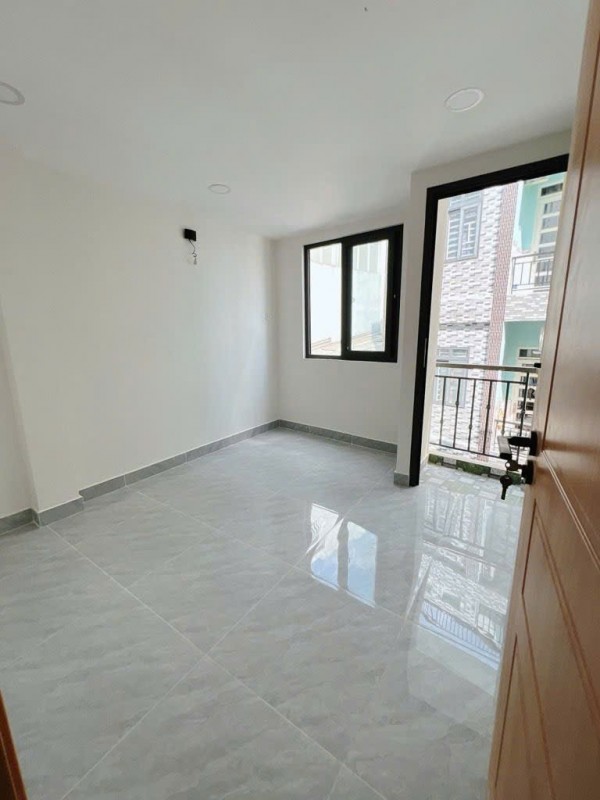 Nhà  Mới hèm 243 Hoàng Diệu quận 4,  nhà nằm cách 2 mặt tiền vĩnh khánh và đường số 41 vài trăm mét