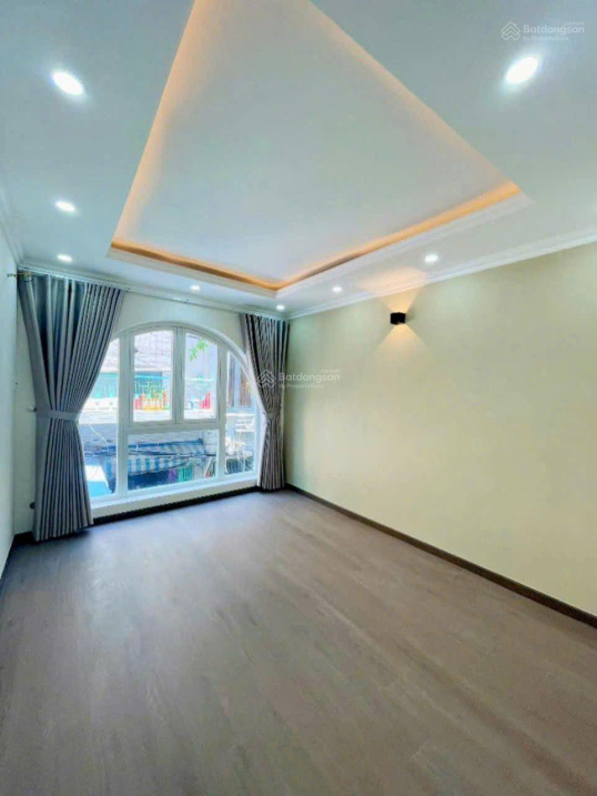 Bán nhà 2 tầng 21m² Nguyễn Thần Hiến, Q.4, 5.6 tỷ, sổ đỏ.