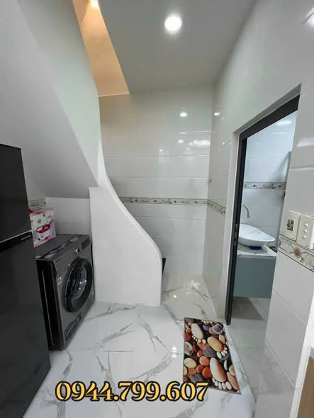 NHÀ MỚI NỘI THẤT XỊN SÒ, VÀO Ở NGAY - 2 tầng kiên cố nhà mới ở ngay, 2 phòng ngủ, 3 vệ sinh