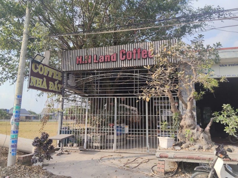 HOT HOT HOT ! Chính Chủ Cần Bán Căn Nhà Liền Quán Cà Phê Sân Vườn Xã Đức Hòa Đông, Đức Hòa, Long An.