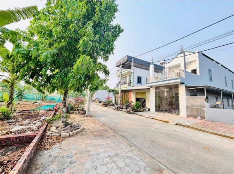 Cần Tiền Xây Nhà Bán gấp lô đất 90m2 ngay mặt trục chính Tân Xã giá 3tỷ5 ôtô đỗ cửa tại Hoà Lạc sát