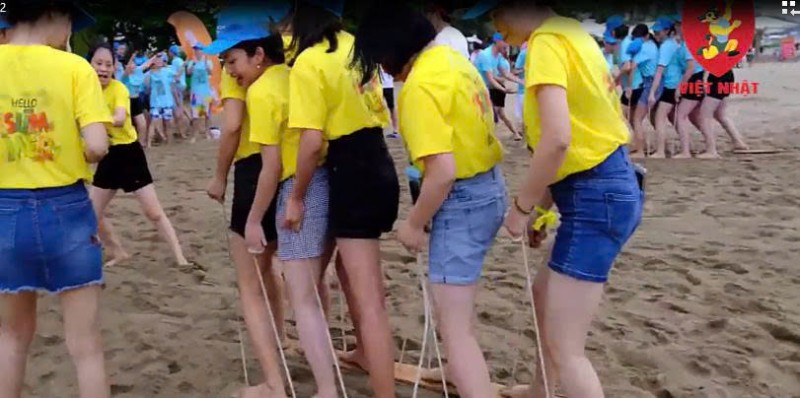Cho thuê đôi dép gỗ khổng lồ chơi team building, gala dinner.