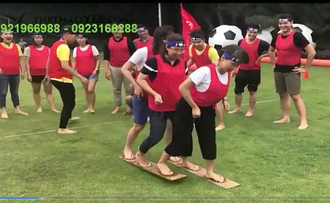 Cho thuê đôi dép gỗ khổng lồ chơi team building, gala dinner.