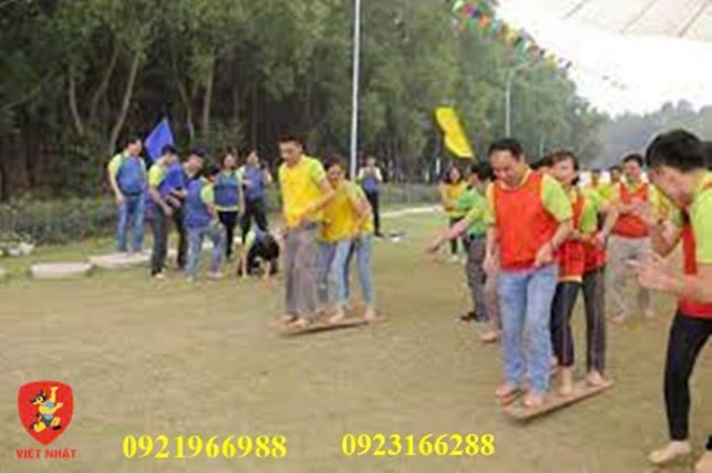 Cho thuê đôi dép gỗ khổng lồ chơi team building, gala dinner.