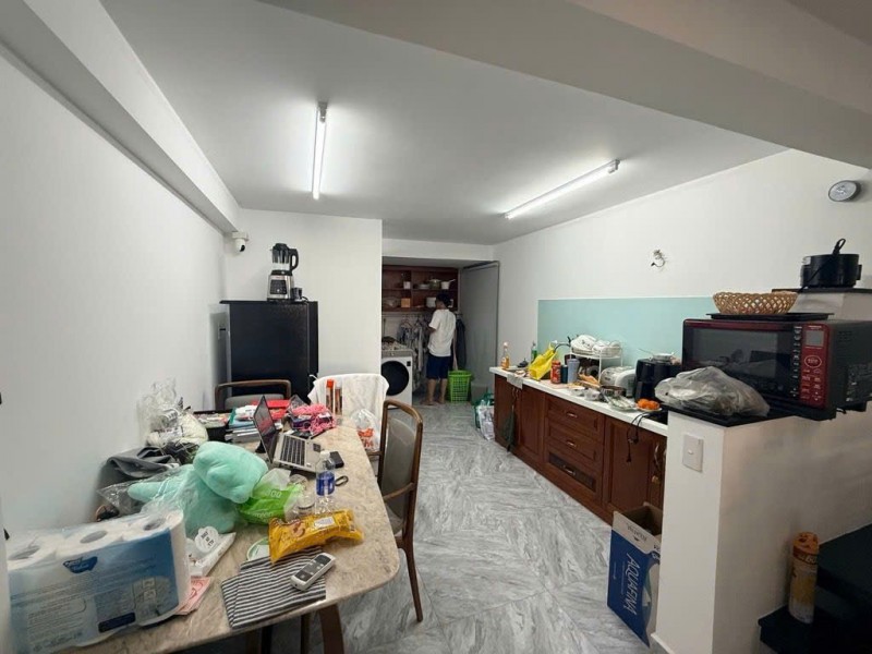 Bán nhà thông rộng q4
Ngang 3.7 x 16 đúc mới có 5Đ