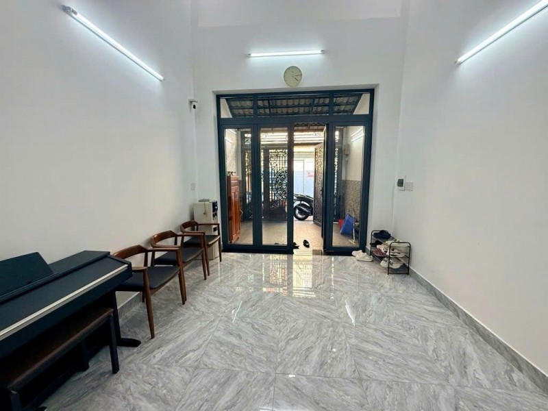 Bán nhà thông rộng q4
Ngang 3.7 x 16 đúc mới có 5Đ