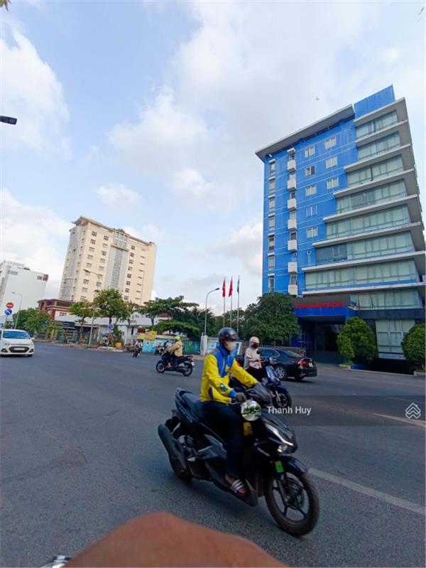 MẶT TIỀN KINH DOANH NGUYỄN VĂN LƯỢNG & GẦN SIÊU THỊ LOTTE MART - Nhà 4 Tầng DT 4.2x11M vuông vức