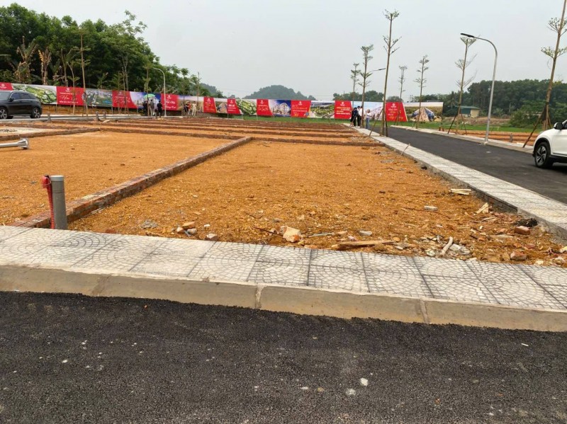 Bán đất thổ cư sổ đỏ 100m2, mặt tiền 6m, đường 21A, Phú Cát, Quốc Oai, Hà Nội. Giá 3.9 tỷ. LH: