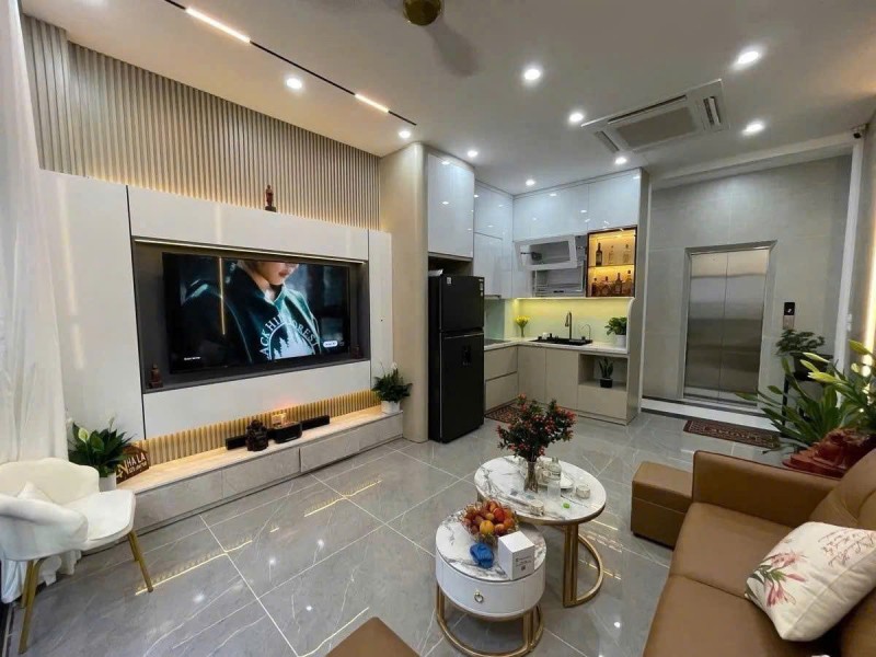 Nhà dân xây Ngọc Thuỵ 40M,6 tầng thang máy, ô tô đỗ cổng,nở hậu,full NT.Nhỉnh 10 tỷ