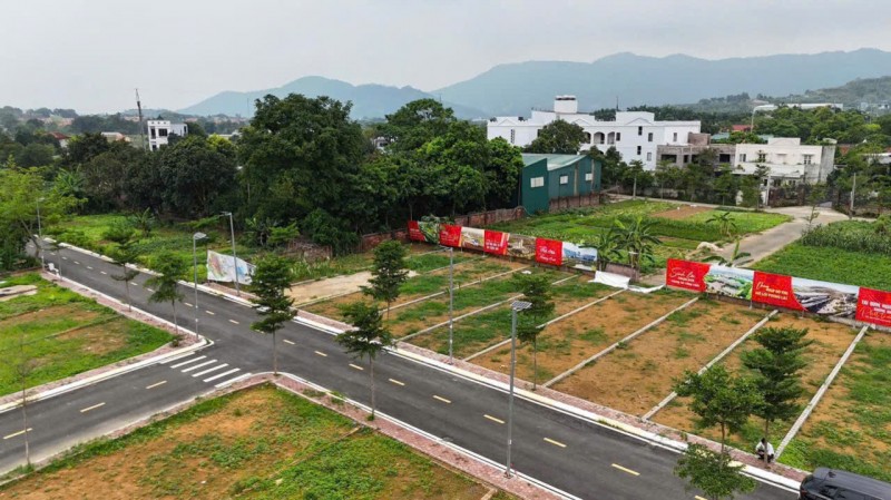 Bán đất thổ cư sổ đỏ 100m2, mặt tiền 6m, đường 21A, Phú Cát, Quốc Oai, Hà Nội. Giá 3.9 tỷ. LH: