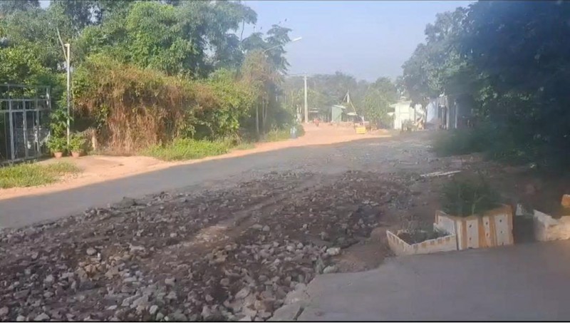 CHO THUÊ ĐẤT TRỐNG MẶT TIỀN ĐƯỜNG NHỰA – DIỆN TÍCH 1.230,8M², THỔ CƯ 984,5M² – PHÙ HỢP KHO BÃI,