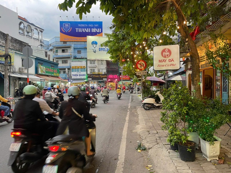 CHỐT NHANH QUÁN CAFE ĐẸP LẮM, DT Ngang 18m x 9m , Ngay sát Ngã tư đèn xanh đèn đỏ, SANG CHỈ : 320