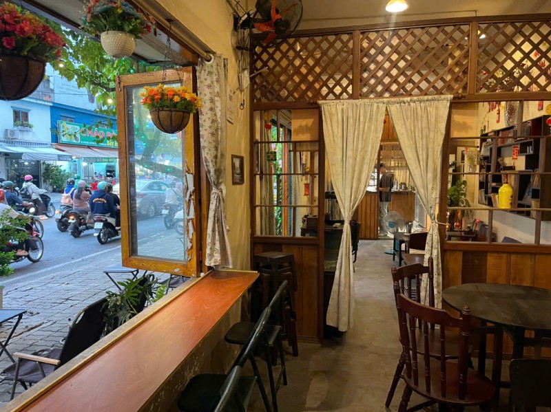 CHỐT NHANH QUÁN CAFE ĐẸP LẮM, DT Ngang 18m x 9m , Ngay sát Ngã tư đèn xanh đèn đỏ, SANG CHỈ : 320