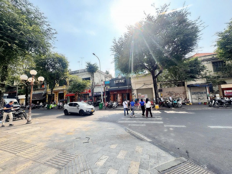 ĐỘC TÔN CHÀO BÁN NHÀ 2 TẦNG MẶT TIỀN KD Đ.NGUYỄN DU, BÊN NGHÉ, QUẬN 1 - VIEW TRỰC DIỆN NHÀ THỜ ĐỨC