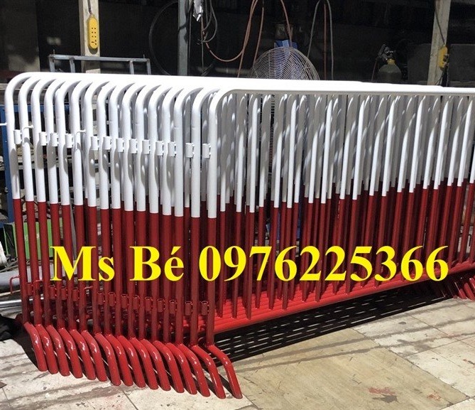 Hàng rào sắt di động phân luồng giao thông