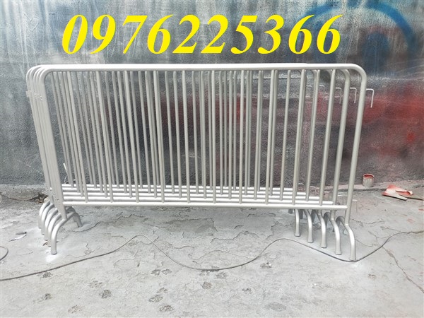 Hàng rào sắt di động phân luồng giao thông