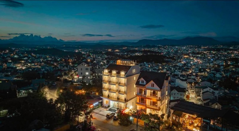 Cần bán Khách sạn view cực đẹp mặt tiền (15m) đường Ngô thì Sỹ P 4 tp Đalat