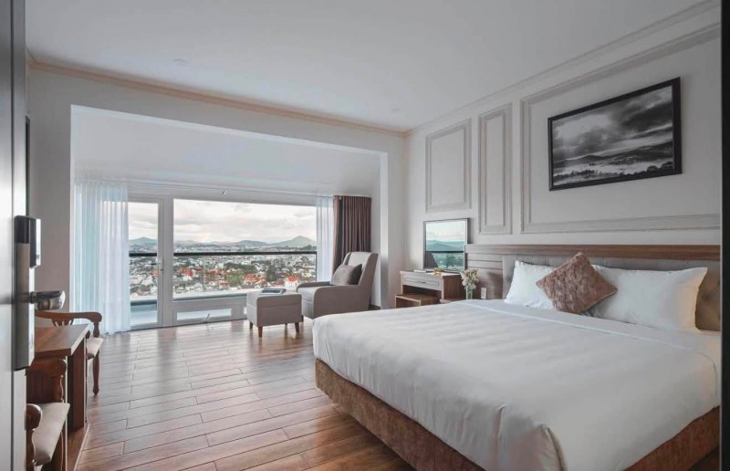Cần bán Khách sạn view cực đẹp mặt tiền (15m) đường Ngô thì Sỹ P 4 tp Đalat