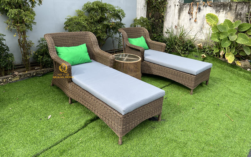 Mẫu ghế nằm hồ bơi thư giãn với kiểu thiết kế sang trọng