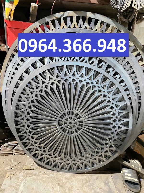 Mâm mái kính CNC trang trí mặt tiền nhà phố và biệt thự