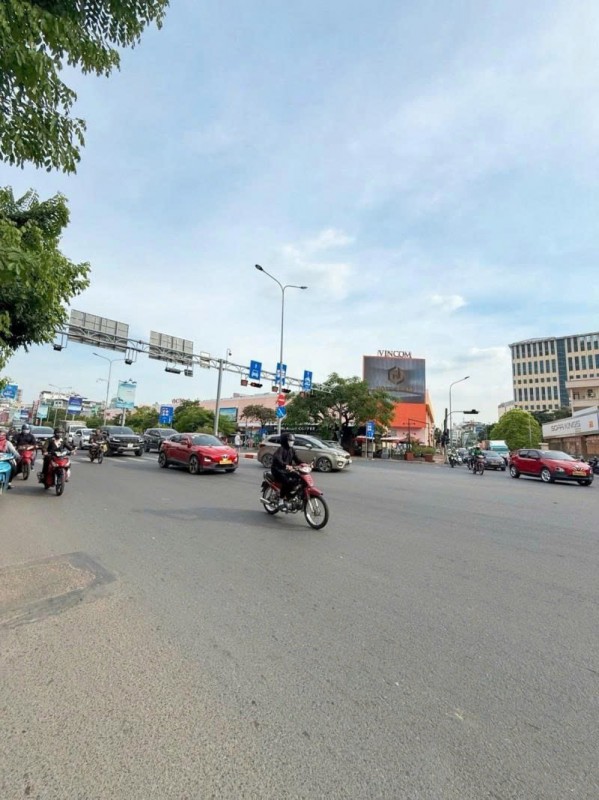 Bán nhà Mặt tiền Cộng Hòa, ngay VinCome, Út Tịch, 5x23m, 3 Tầng - 4 PN, chỉ 32 Tỷ.